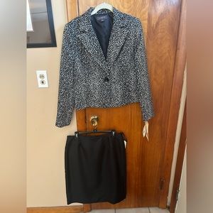 Liz Claiborne skirt suit
